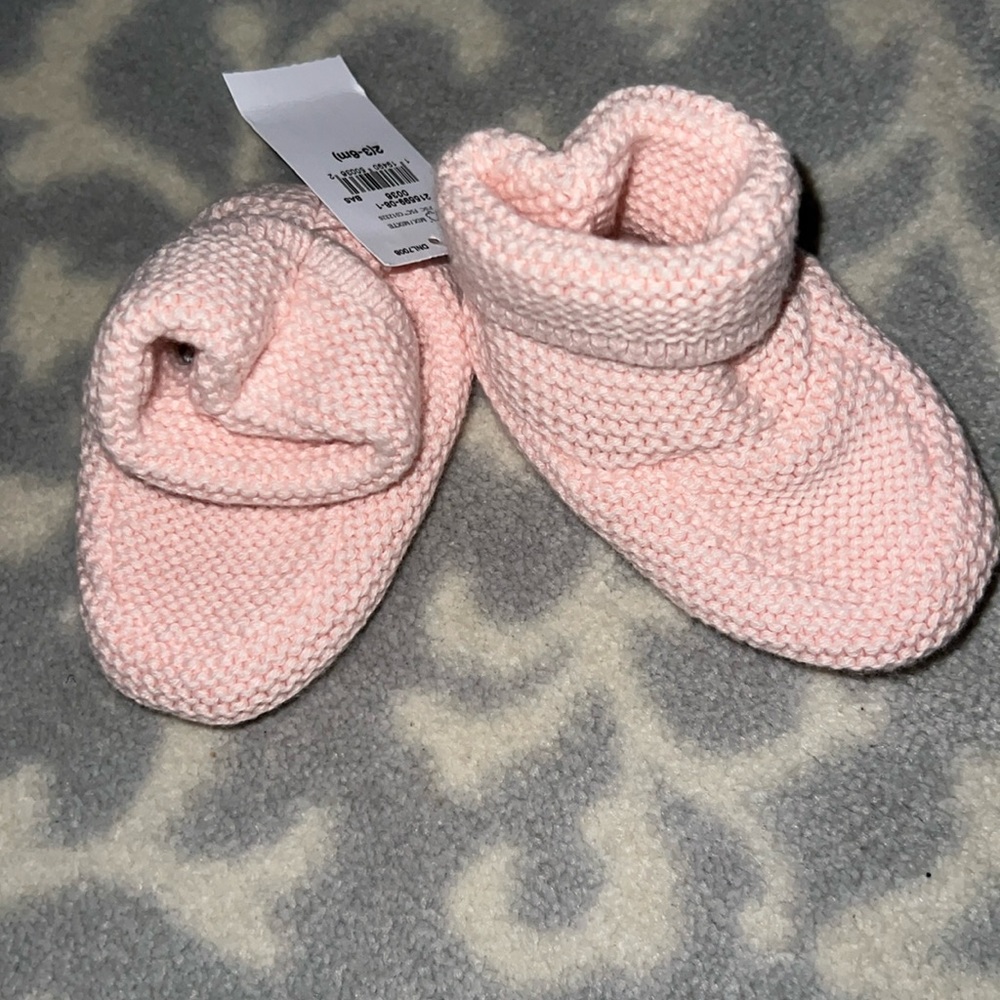 🩷Baby Gap !HOST PICK!🩷NWT Newborn Pink Knit Booties. Never worn!